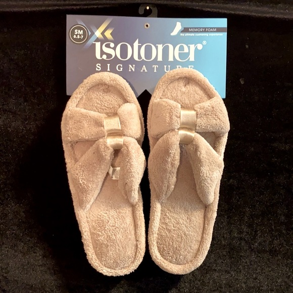 NWT Isotoner Signature Memory Foam Slippers